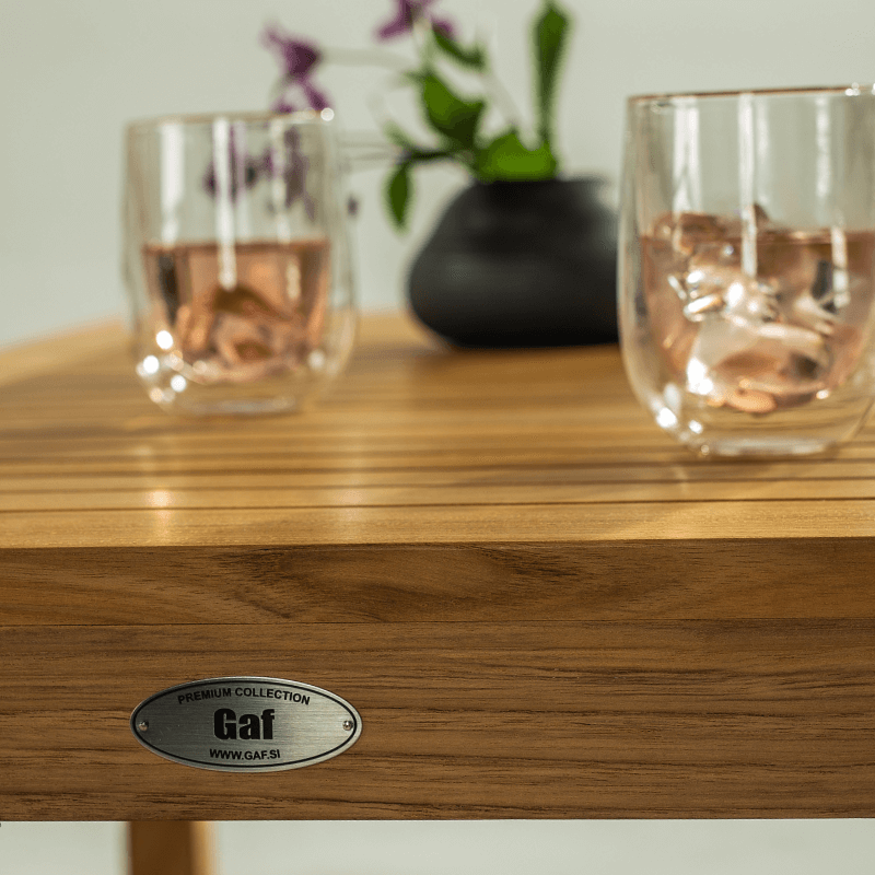 stol od tikovine s detaljima