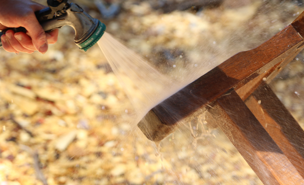 Čišćenje drvenog vrtnog namještaja po koracima