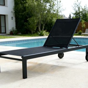 slika ležalnika na terasi ob bazenu